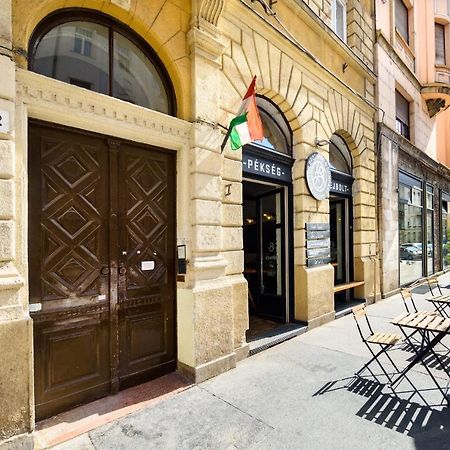 Spacious & Serene Downtown Home With Free Parking Budapest Eksteriør bilde