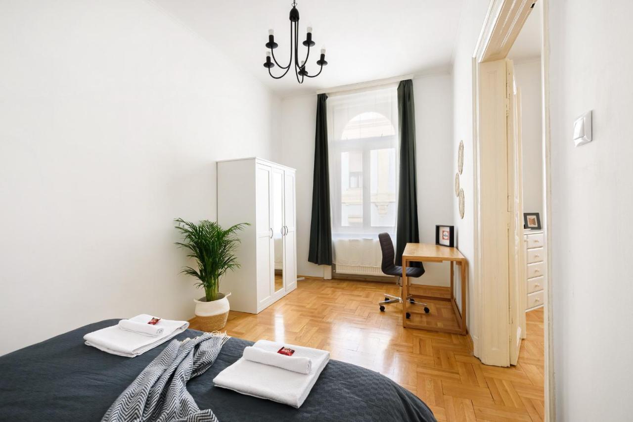 Spacious & Serene Downtown Home With Free Parking Budapest Eksteriør bilde