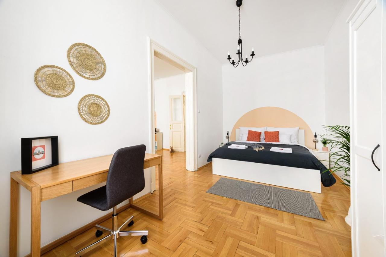 Spacious & Serene Downtown Home With Free Parking Budapest Eksteriør bilde