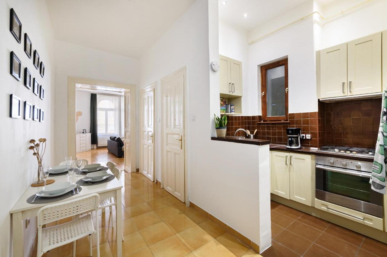 Spacious & Serene Downtown Home With Free Parking Budapest Eksteriør bilde