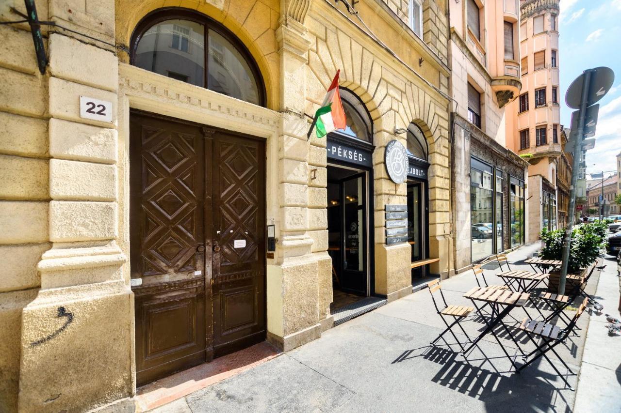 Spacious & Serene Downtown Home With Free Parking Budapest Eksteriør bilde